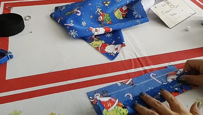 Coser una pequeña tira de tela para cubrir el hilo del corbatín.