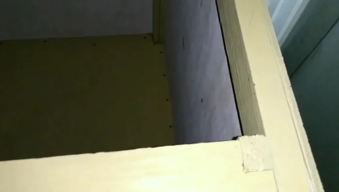 Distribuye las 5 maderas de la base, dejando espacio libre en las esquinas para mayor resistencia.