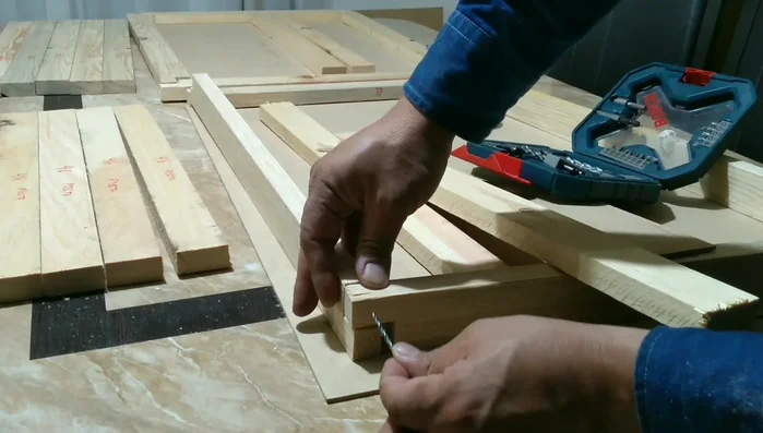 Distribuye las 5 maderas de la base, dejando espacio libre en las esquinas para mayor resistencia.