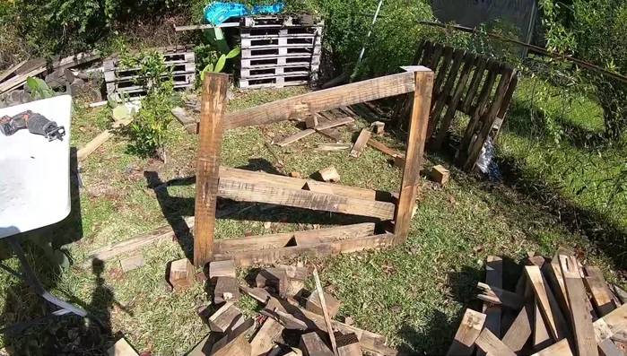 Cortar las paletas de madera a 3 pies de altura para las paredes.