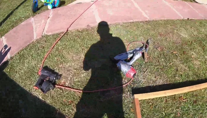 Crear el cuadro de la base para el piso usando madera 2x4.