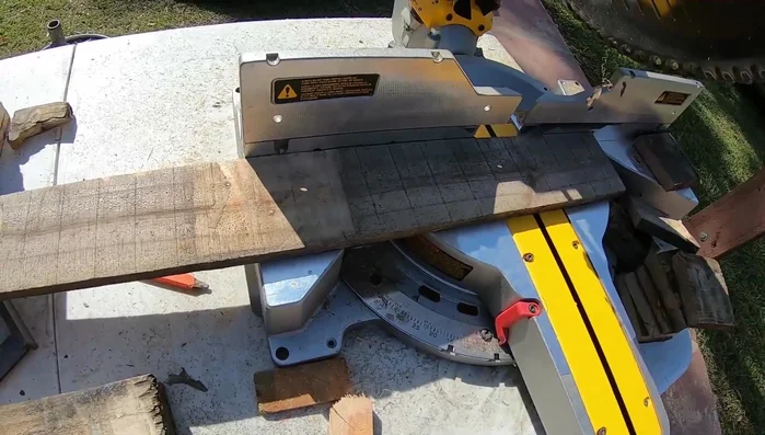 Cortar las paletas de madera a 3 pies de altura para las paredes.