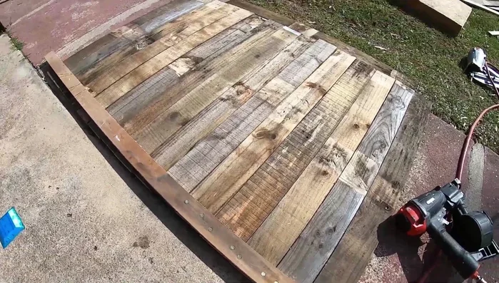 Colocar piezas de madera para reforzar las esquinas y las uniones de las paredes.