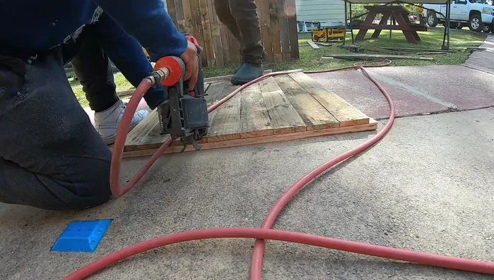 Colocar piezas de madera para reforzar las esquinas y las uniones de las paredes.