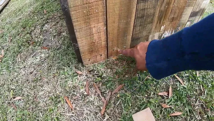 Colocar piezas de madera para reforzar las esquinas y las uniones de las paredes.