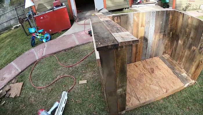 Sellar las uniones y cubrir con tejas.