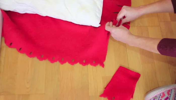 Darle la vuelta al almohadón para que los nudos queden por dentro.