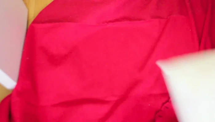 Colocar el almohadón en el centro de la manta.