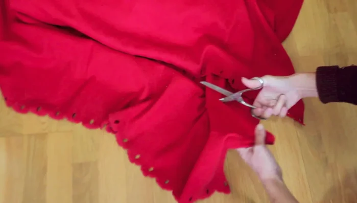 Darle la vuelta al almohadón para que los nudos queden por dentro.