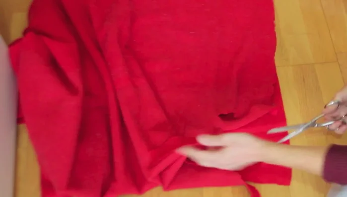 Darle la vuelta al almohadón para que los nudos queden por dentro.