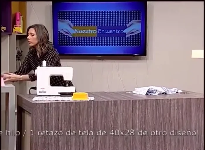 Unir el resto de las piezas de la alfombrita como si fuera un rompecabezas, utilizando alfileres y cosiendo a máquina. Dejar un espacio para dar vuelta al final.