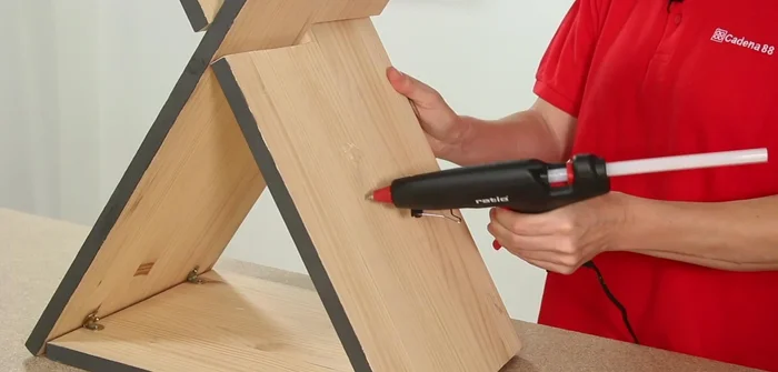 Añadir elementos adicionales a la cama del gato, como un rascador (pegado con pegamento caliente), un salvamanteles de mimbre (o un juguete/tejido preferido), y un juguete para entretener al gato.