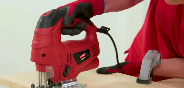 Cortar dos piezas de madera iguales a 50x30 cm y hacer una hendidura en cada una.