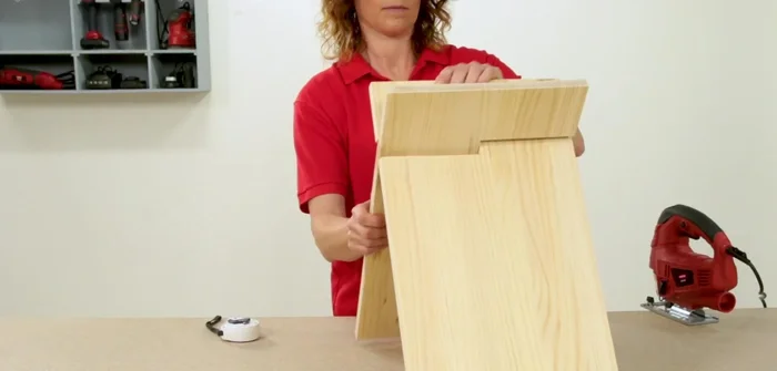 Ensamblar las dos piezas de madera para formar la parte superior de la cama. Medir el hueco resultante para determinar las dimensiones de la base.