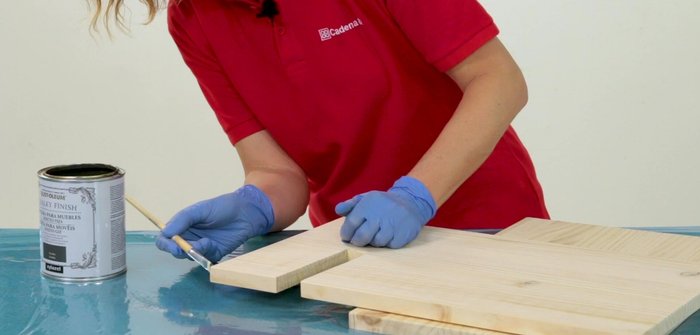 Pintar las piezas de madera con pintura gris grafito y protegerlas con barniz incoloro.