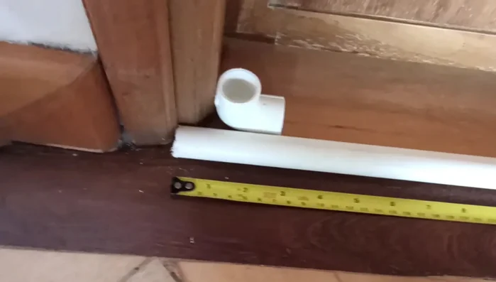 Cortar los tubos de PVC a las medidas obtenidas. Se necesitan tres partes horizontales (para la parte superior, media e inferior) y cuatro verticales.