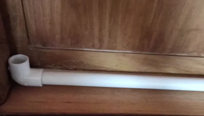 Unir las piezas de PVC usando los codos y tés para formar el marco de la puerta.