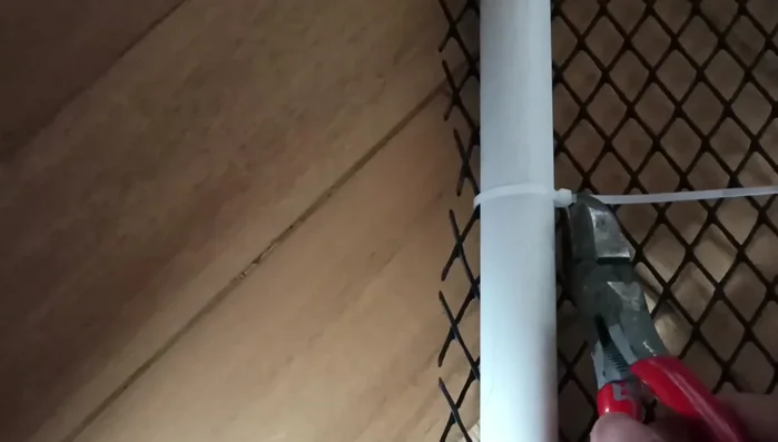 Recortar el exceso de malla que sobresale del marco de PVC.