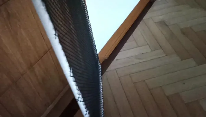 Instalar las bisagras en el marco de PVC y luego unir la puerta al marco de madera de la puerta existente.