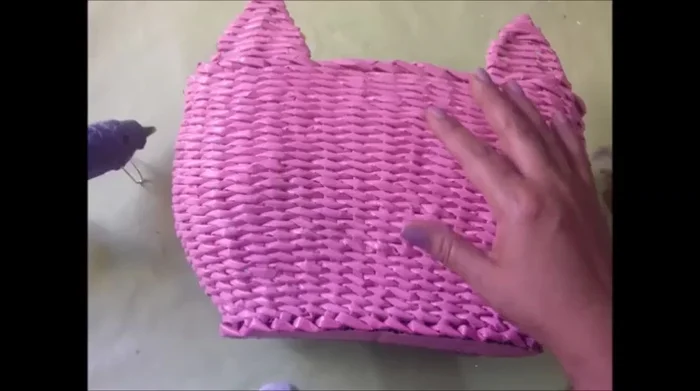 Añadir detalles: Pegar un moño y ojitos movibles (opcional).