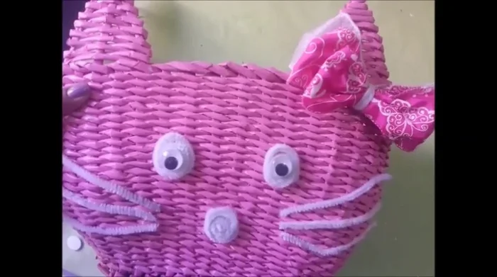 Añadir detalles: Pegar un moño y ojitos movibles (opcional).