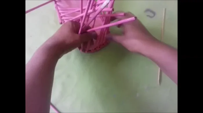 Moldear los lados: Moldear aproximadamente 2 o 4 varillas de cada lado hacia afuera en cada vuelta. Tejer las varillas del frente y atrás de manera normal.