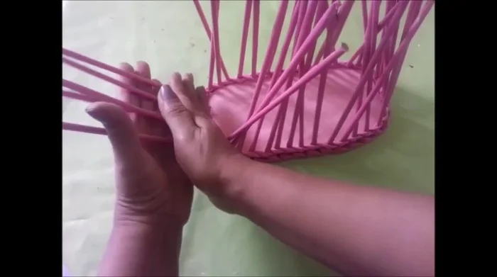 Moldear los lados: Moldear aproximadamente 2 o 4 varillas de cada lado hacia afuera en cada vuelta. Tejer las varillas del frente y atrás de manera normal.