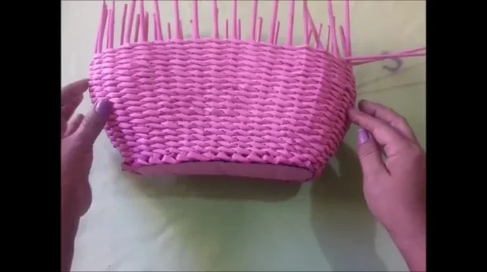 Terminar de tejer: Terminar de tejer, esconder las varillas sobrantes y recortar el exceso.