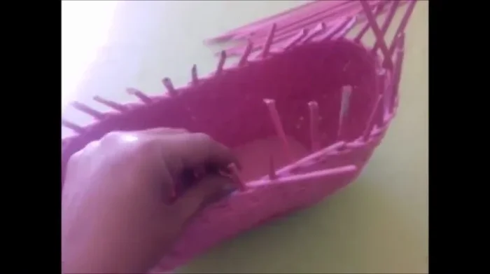 Terminar de tejer: Terminar de tejer, esconder las varillas sobrantes y recortar el exceso.