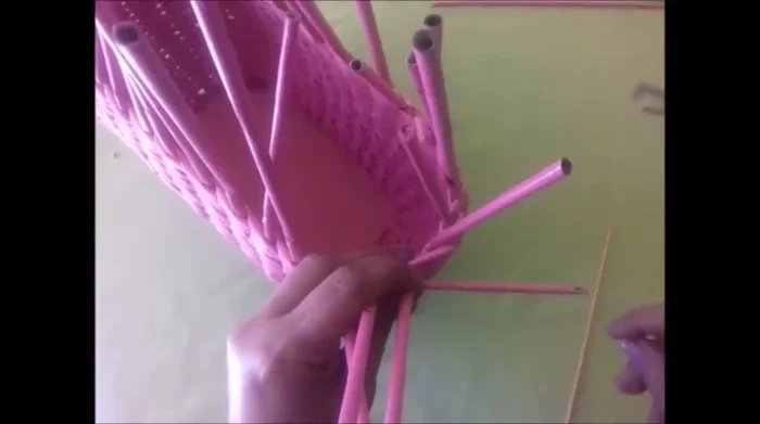 Terminar de tejer: Terminar de tejer, esconder las varillas sobrantes y recortar el exceso.