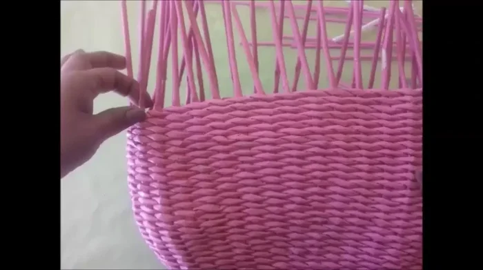 Formar las orejas: Insertar una varilla en cada lado y tejer alrededor, recortando en pico y enrollando el exceso.