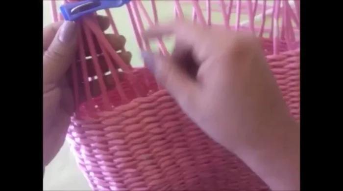 Formar las orejas: Insertar una varilla en cada lado y tejer alrededor, recortando en pico y enrollando el exceso.