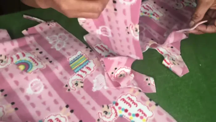 Coser la parte inferior de las mangas al cuerpo del traje.