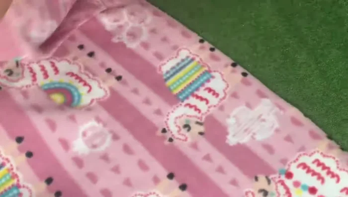 Unir la tira larga a la parte inferior del traje para crear el acabado.