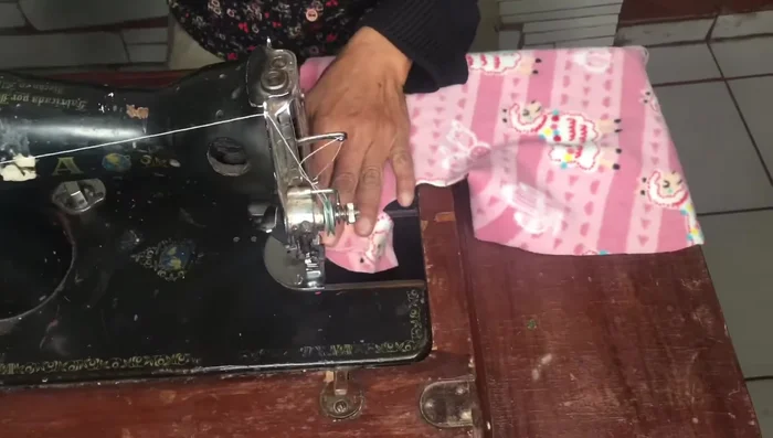 Unir la tira larga a la parte inferior del traje para crear el acabado.