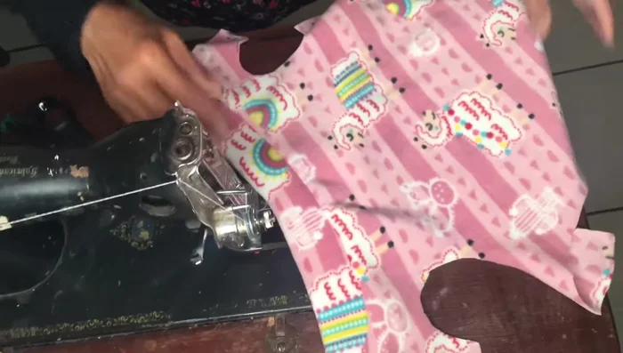 Coser la parte superior del cuello.