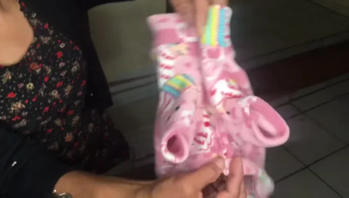 Cerrar las aberturas restantes para terminar el traje.