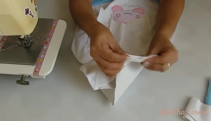 Unir la parte del pecho con la espalda del enterizo, cosiendo en los hombros.