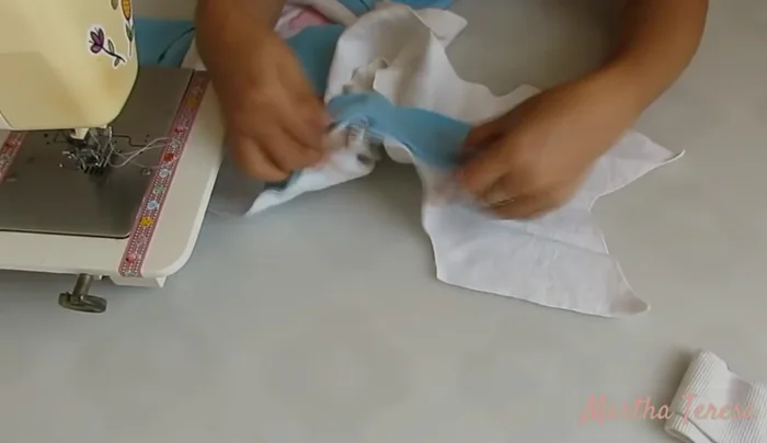 Coser las mangas al cuerpo del enterizo.