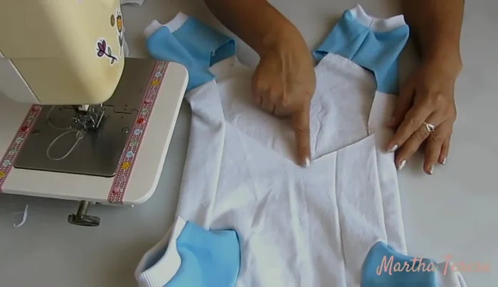 Coser el ribete en el cuello y los puños para un acabado limpio y ajustado.