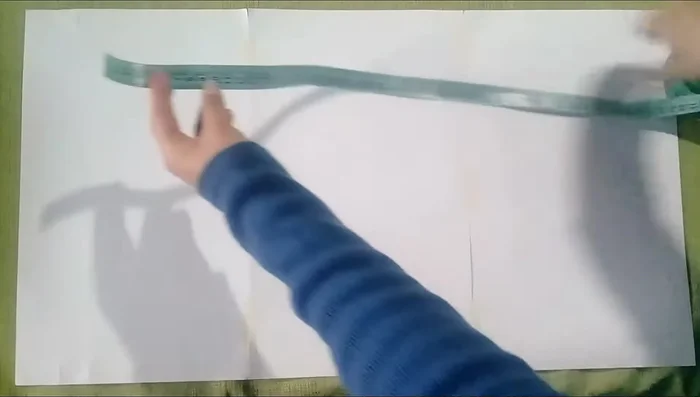 Dibuja el círculo para la manga (35cm en el ejemplo) a la mitad de la línea del pecho, dejando unos 5 cm de margen.