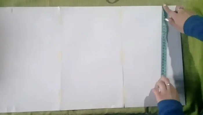 Dibuja el círculo para la manga (35cm en el ejemplo) a la mitad de la línea del pecho, dejando unos 5 cm de margen.