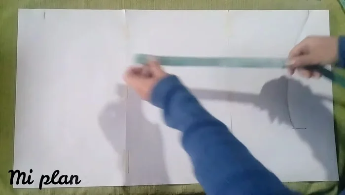 Dibuja el círculo para la manga (35cm en el ejemplo) a la mitad de la línea del pecho, dejando unos 5 cm de margen.