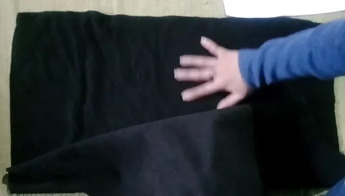 Corta el patrón y colócalo sobre la tela doblada a la mitad, con el derecho hacia adentro. Marca el contorno con el jaboncillo.