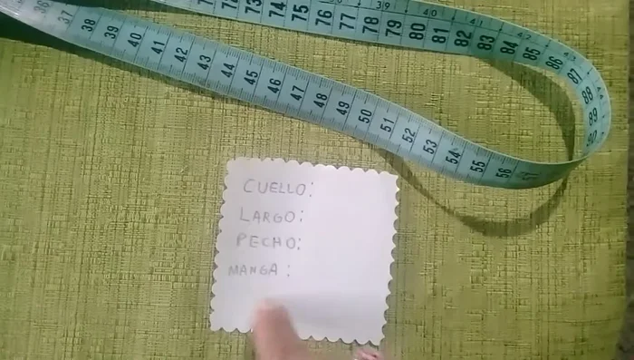 Toma las medidas de tu mascota: cuello, largo de espalda, pecho y circunferencia de la manga.