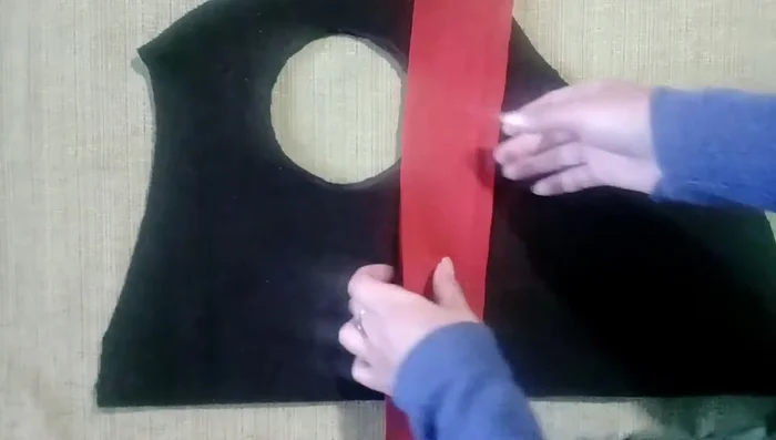 Prepara tiras de tela (6cm de ancho aprox.) para el cuello, las mangas y el borde inferior.