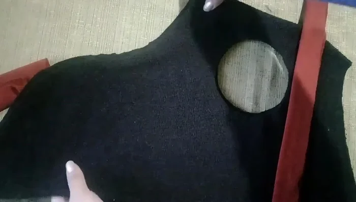 Dobla las tiras a la mitad, plánchalas y colócalas en los bordes del abrigo, asegurándolas con alfileres.