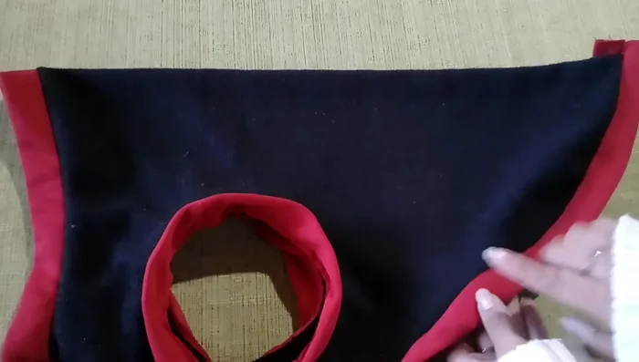 Cosiendo los extremos de las tiras, dejando un margen para ocultar los remates.