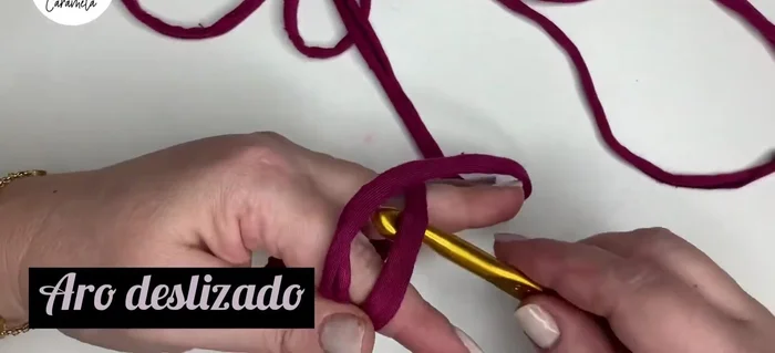 Cerrar la vuelta con un punto deslizado y levantar una cadeneta al aire.