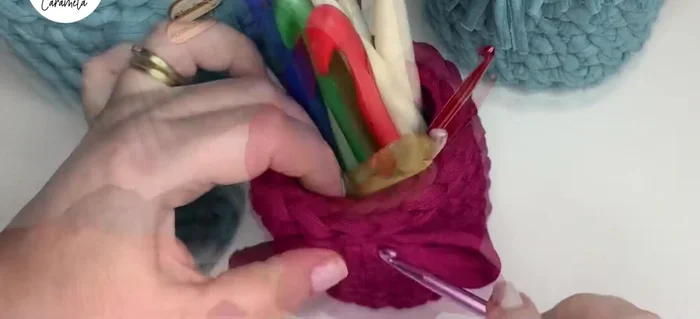 Decorar la canasta con un lazo o cualquier otro adorno a su gusto.